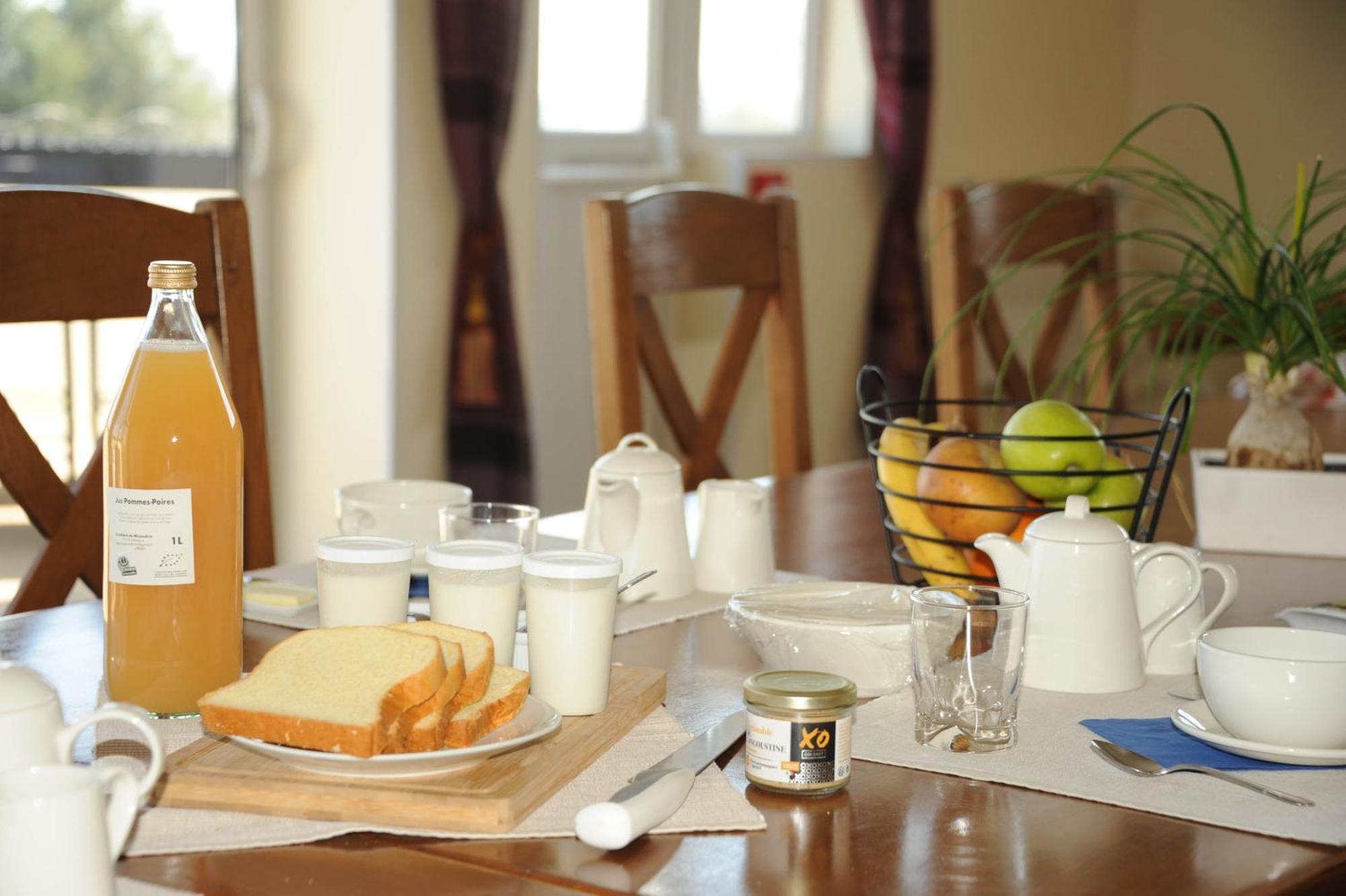 La Marmotte A Queue Plate Bed & Breakfast Le Beugnon Exterior photo